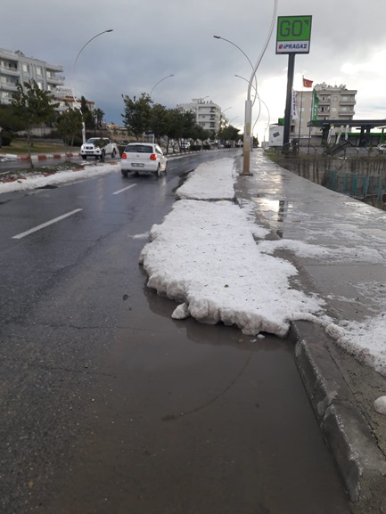 Tarsus’ta dolu yağışı yolları buzla kapladı 