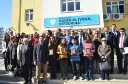 Tarsusta TEOG sınavında tüm soruları bilen öğrenciler plaket ve altınla ödüllendirildi