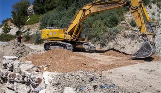 Büyükşehir, Gülnar’da aşırı yağışların bozduğu yolu onarıyor