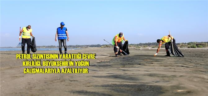 Mersin Büyükşehir Ekipleri, sahilleri petrol atıklarından temizlemeye devam ediyor