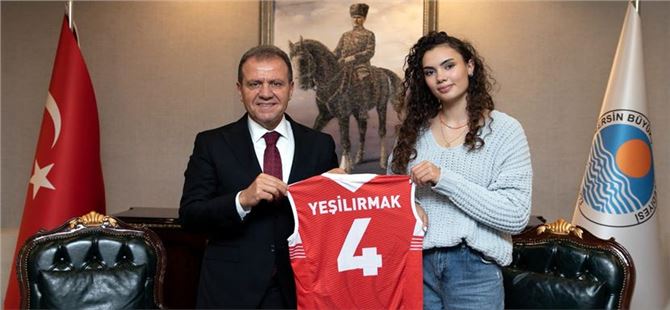 Galatasaraylı Voleybolcu Beren Yeşilırmak ‘Kır Çiçekleri’ni Ziyaret Etti