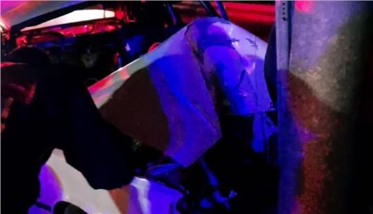 Tarsus'ta kontrolden çıkan araç direğe çarptı 